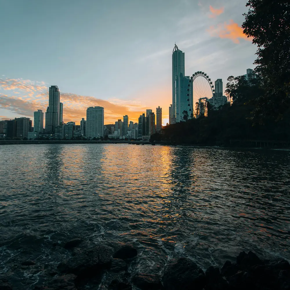 Orla de Balneário Camboriú ao pôr do sol